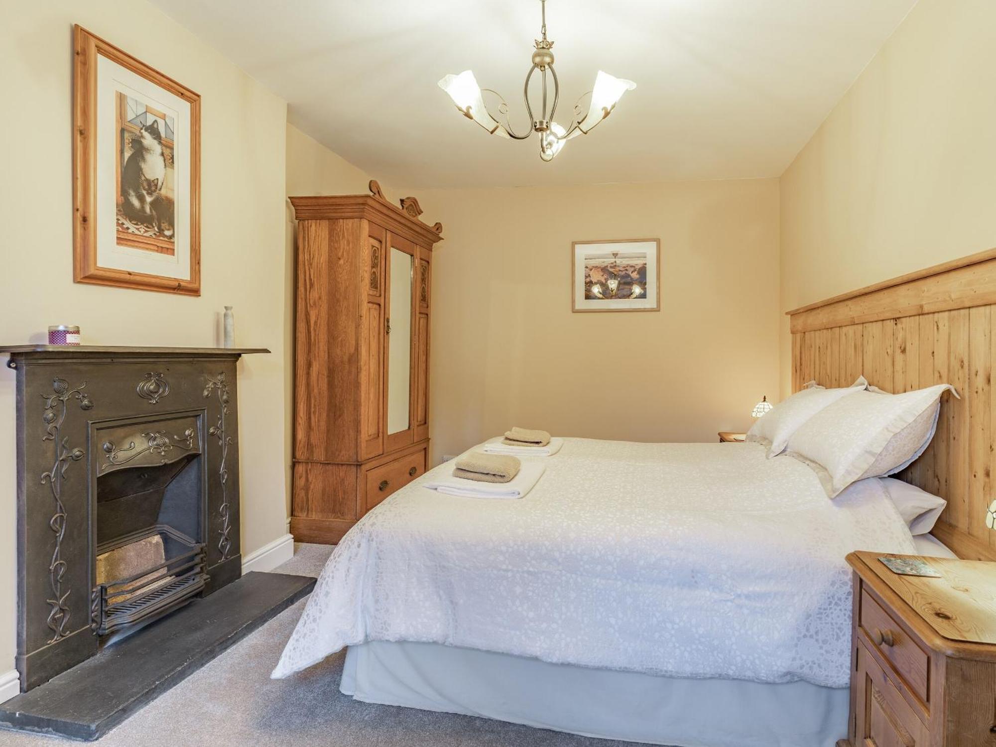 Pwll Farmhouse Llanllawdog 外观 照片