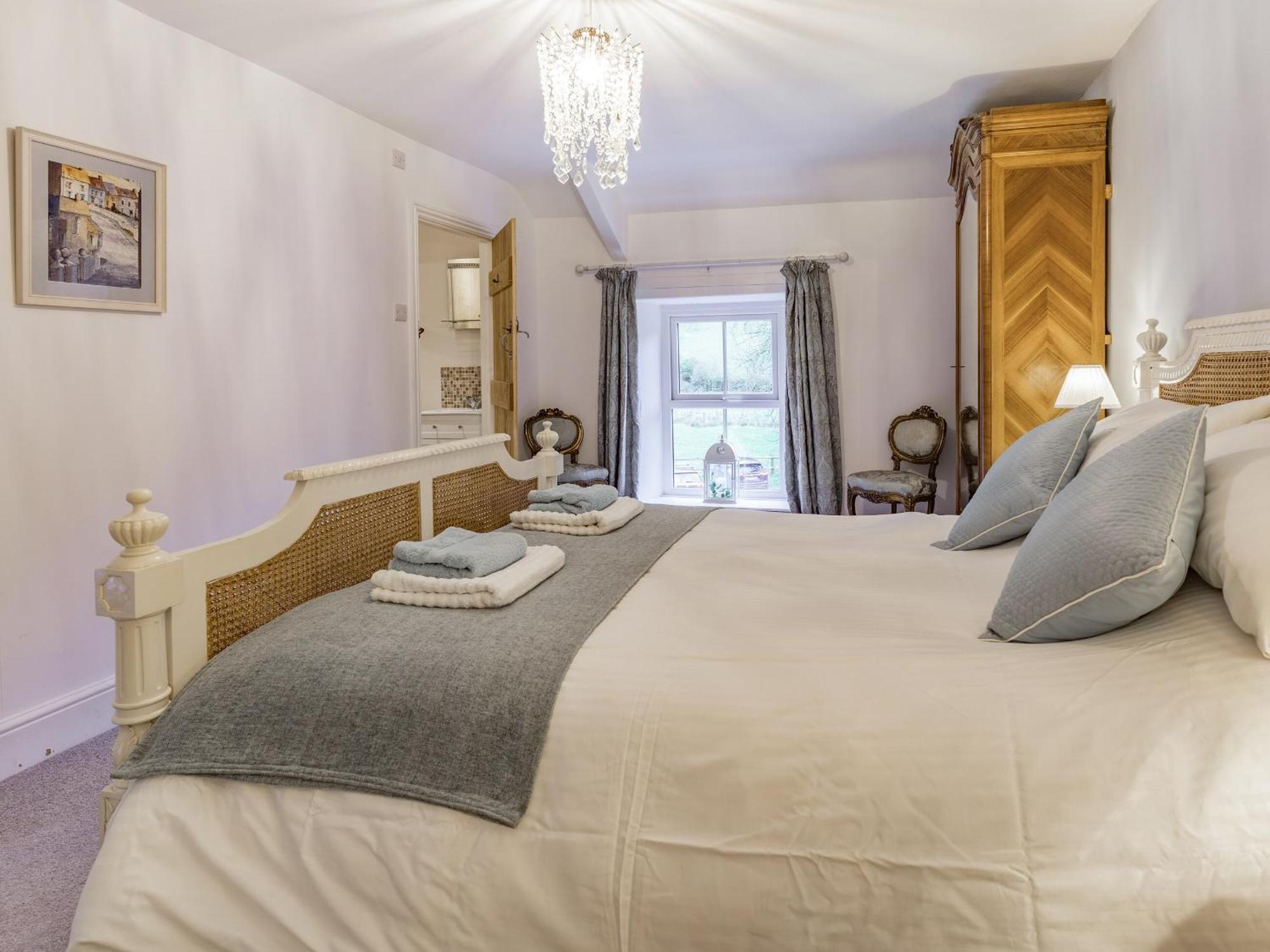 Pwll Farmhouse Llanllawdog 外观 照片