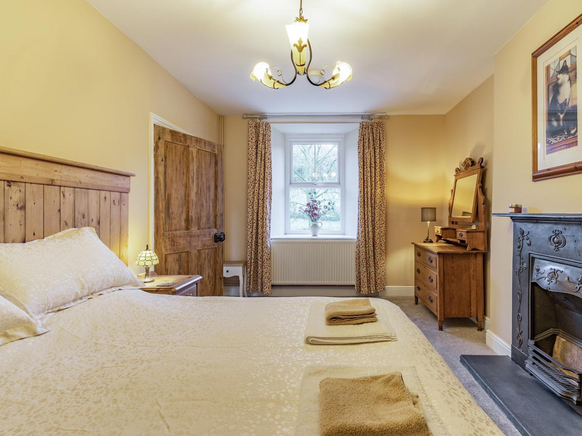 Pwll Farmhouse Llanllawdog 外观 照片