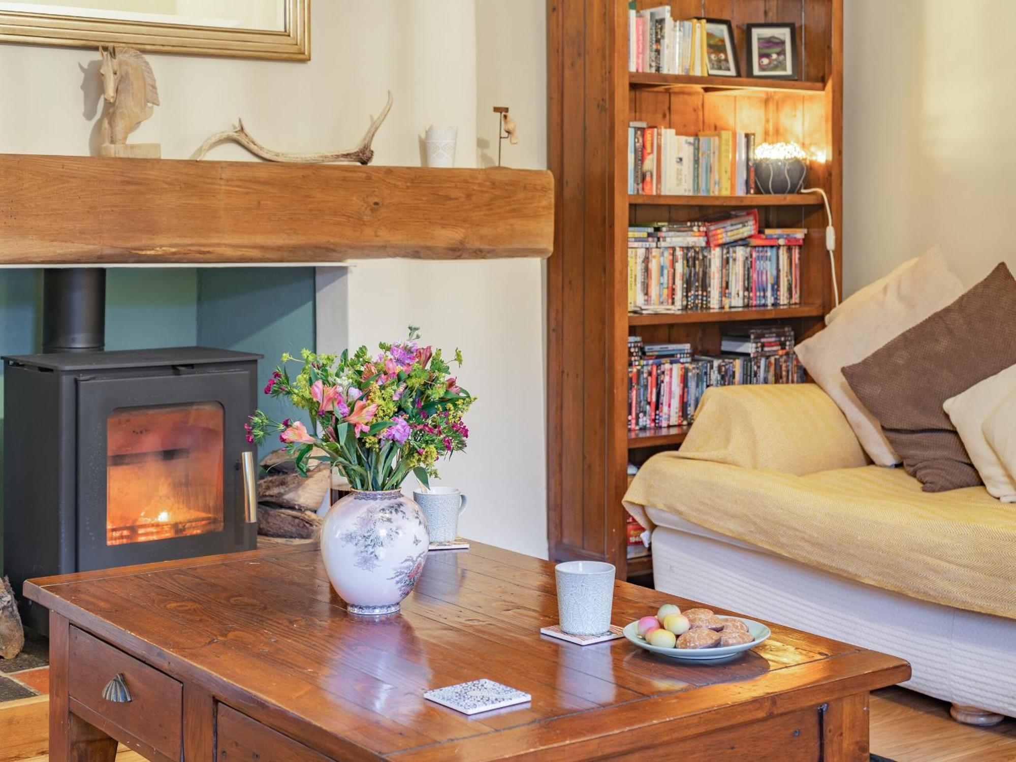 Pwll Farmhouse Llanllawdog 外观 照片