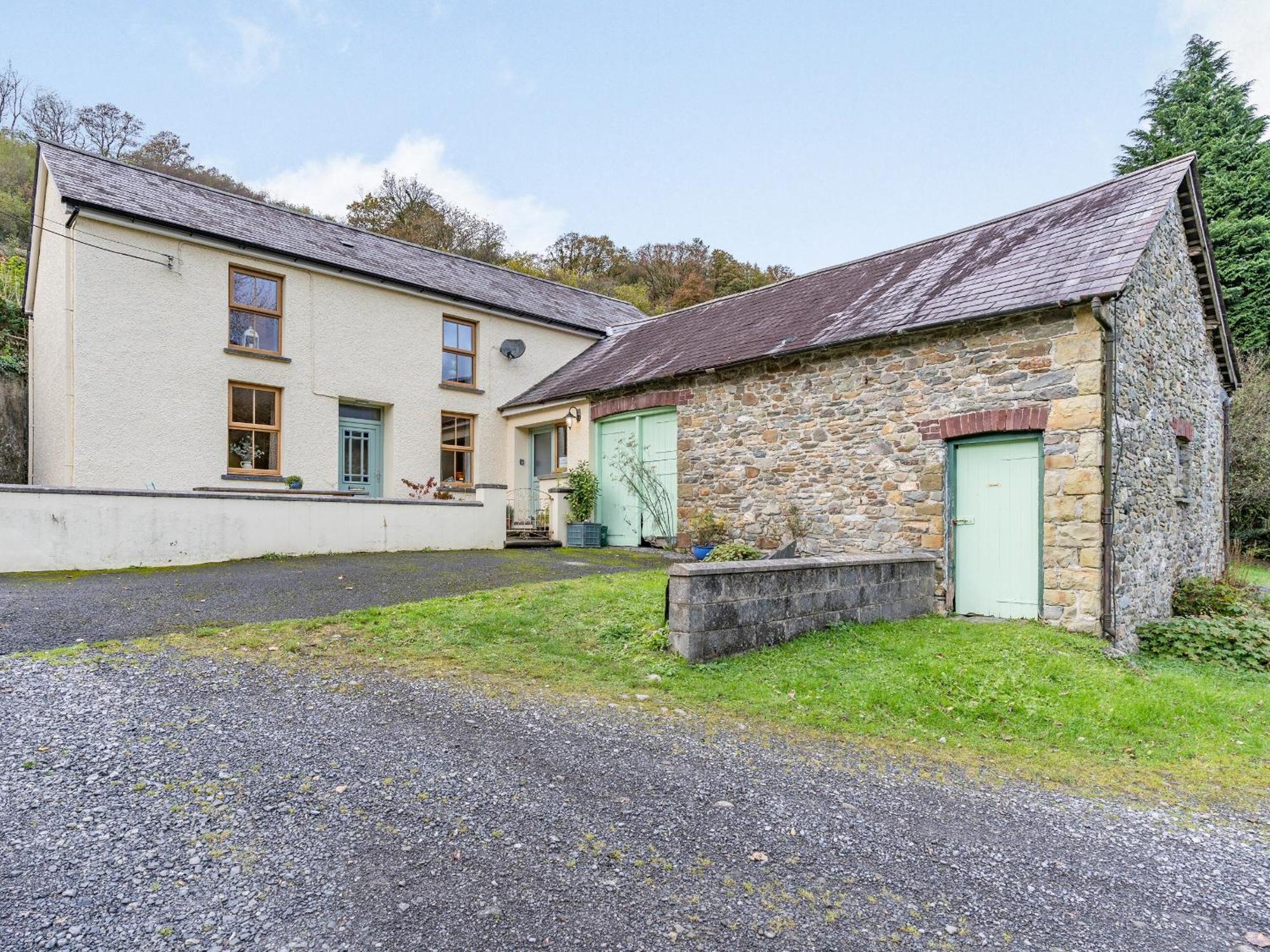 Pwll Farmhouse Llanllawdog 外观 照片