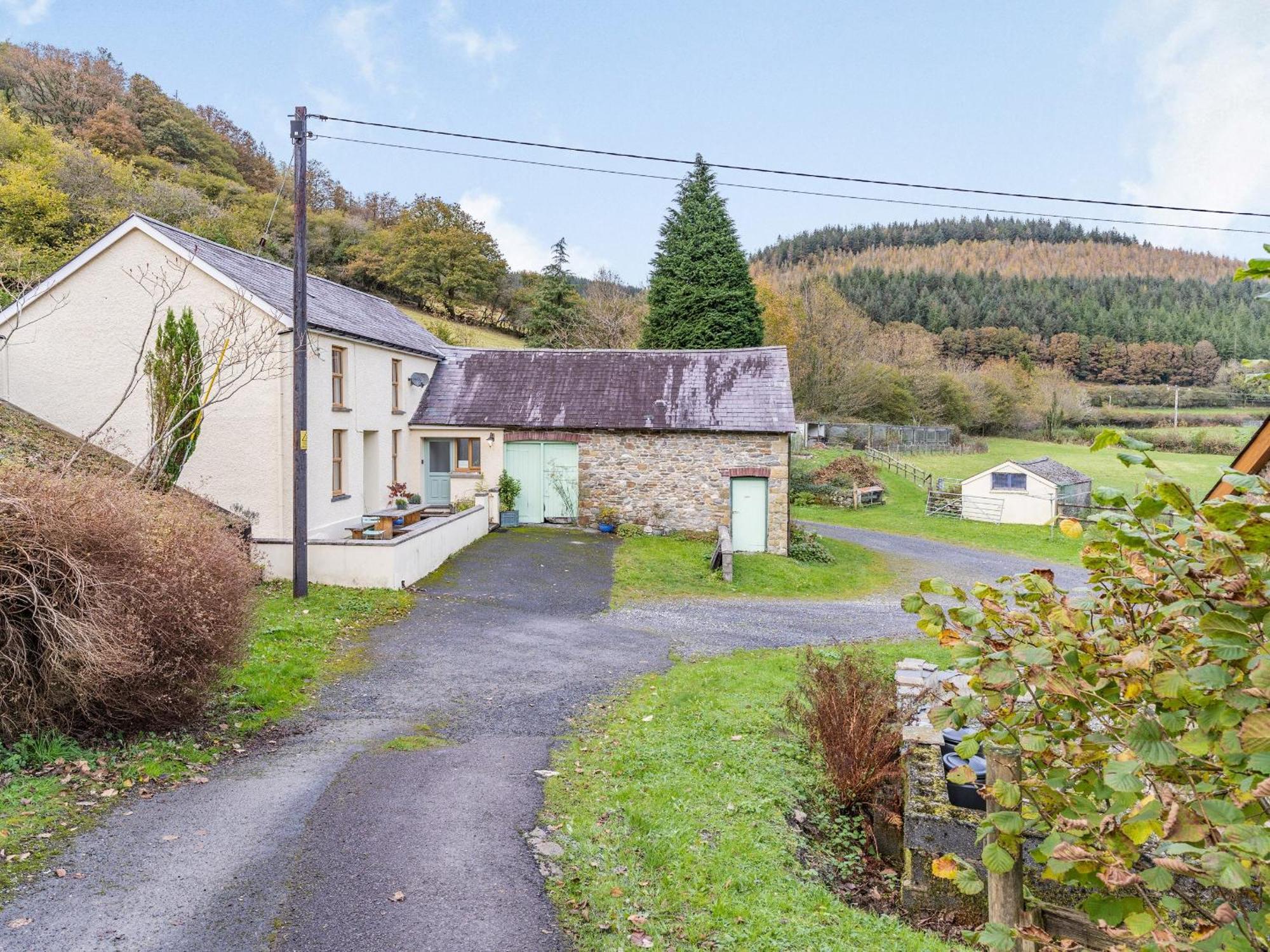 Pwll Farmhouse Llanllawdog 外观 照片